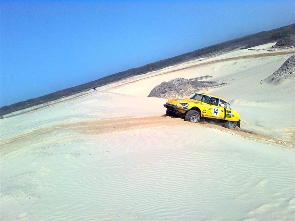 citroen-ds-toyota-landcruiser