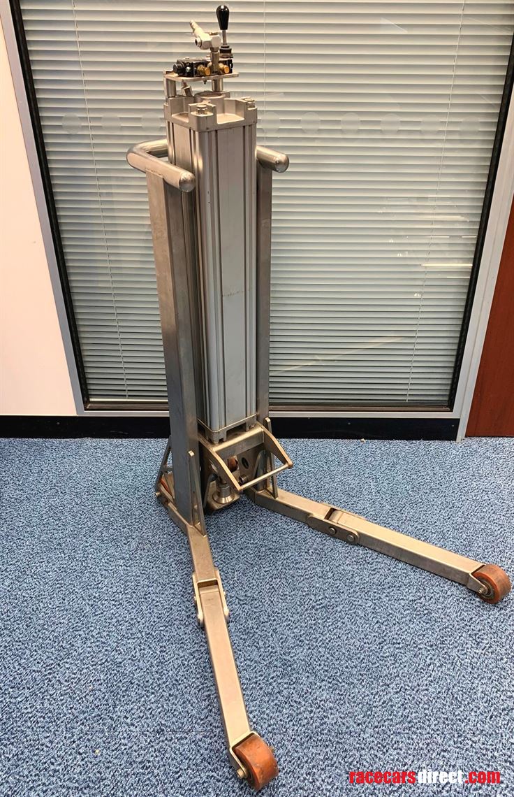 pair-of-pneumatic-chassis-lifters