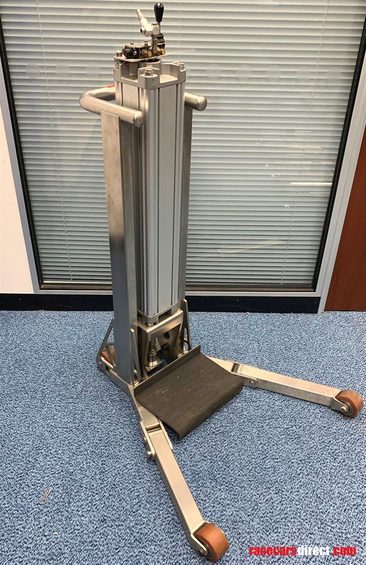 pair-of-pneumatic-chassis-lifters