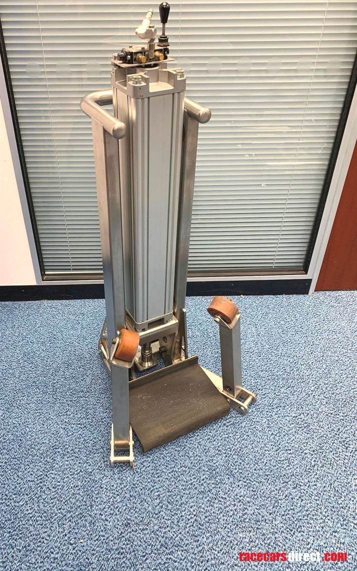 pair-of-pneumatic-chassis-lifters