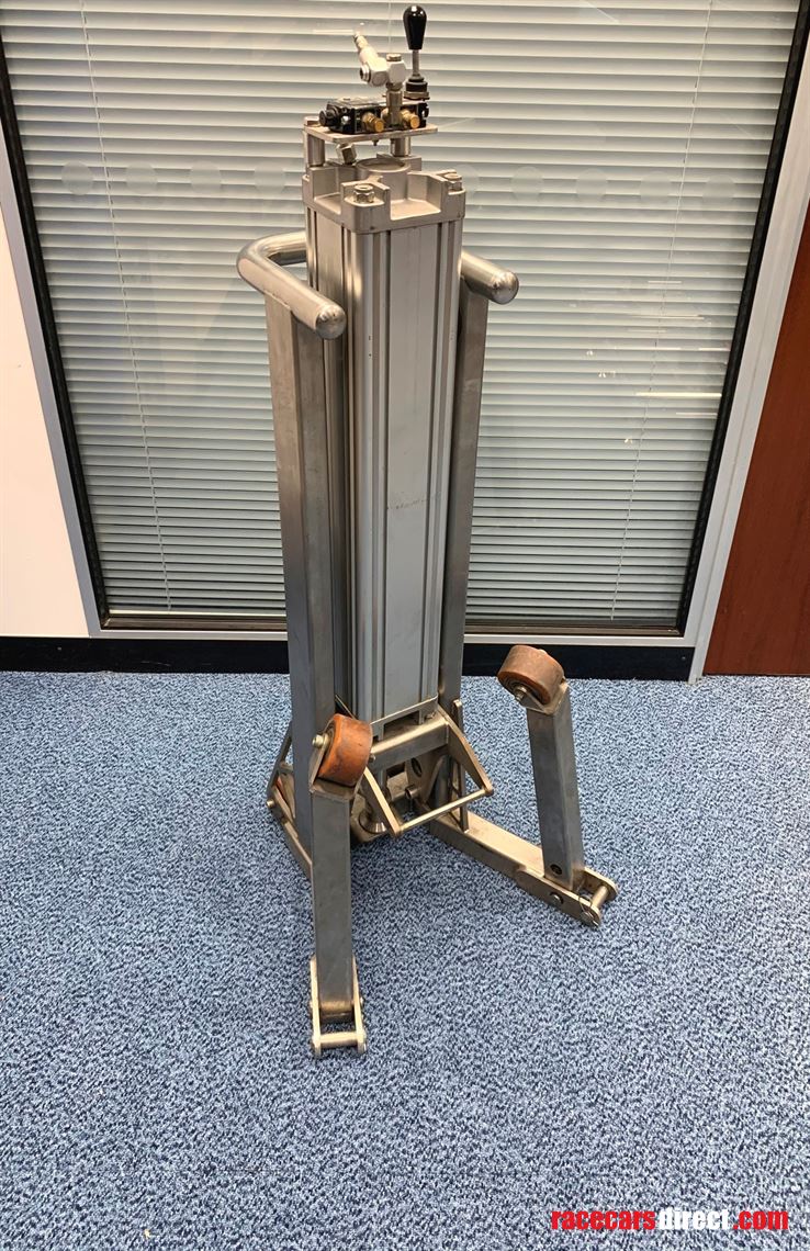 pair-of-pneumatic-chassis-lifters