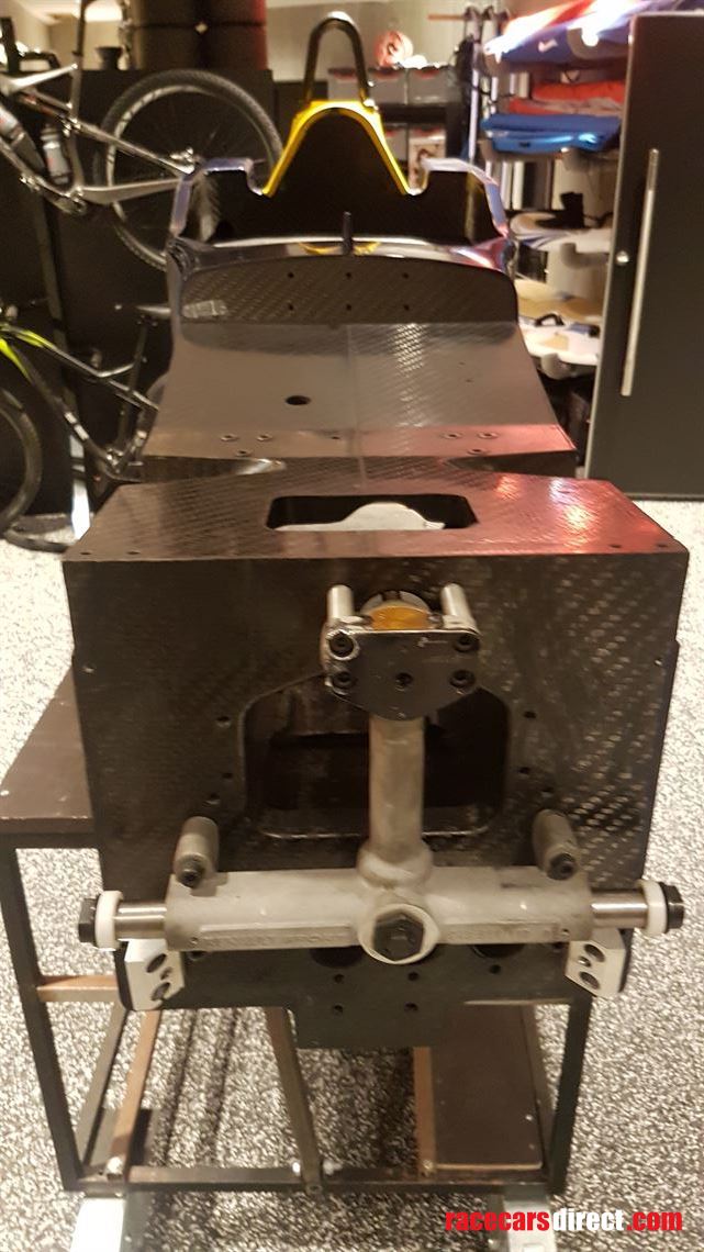 daniil-kvyat-formula-renault-based-simulator