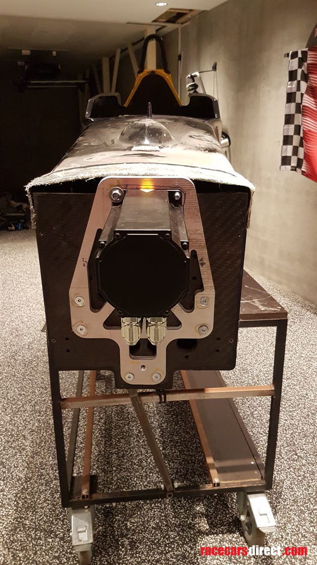 daniil-kvyat-formula-renault-based-simulator