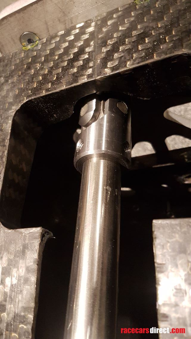 daniil-kvyat-formula-renault-based-simulator