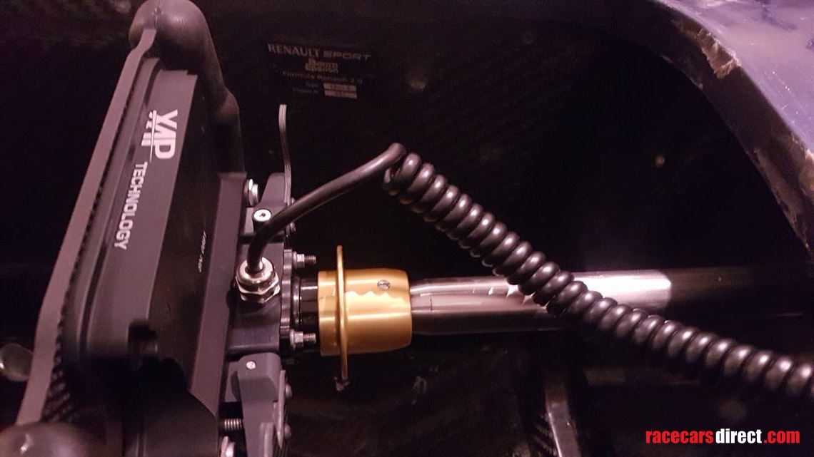 daniil-kvyat-formula-renault-based-simulator