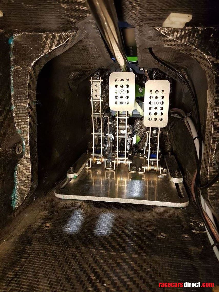 daniil-kvyat-formula-renault-based-simulator