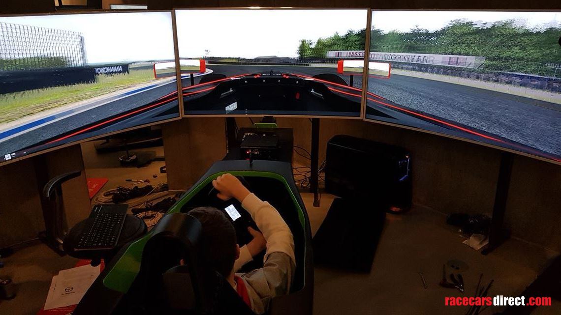 daniil-kvyat-formula-renault-based-simulator