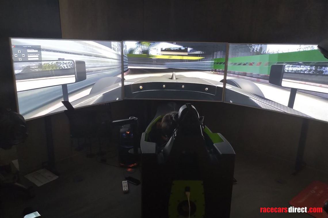 daniil-kvyat-formula-renault-based-simulator