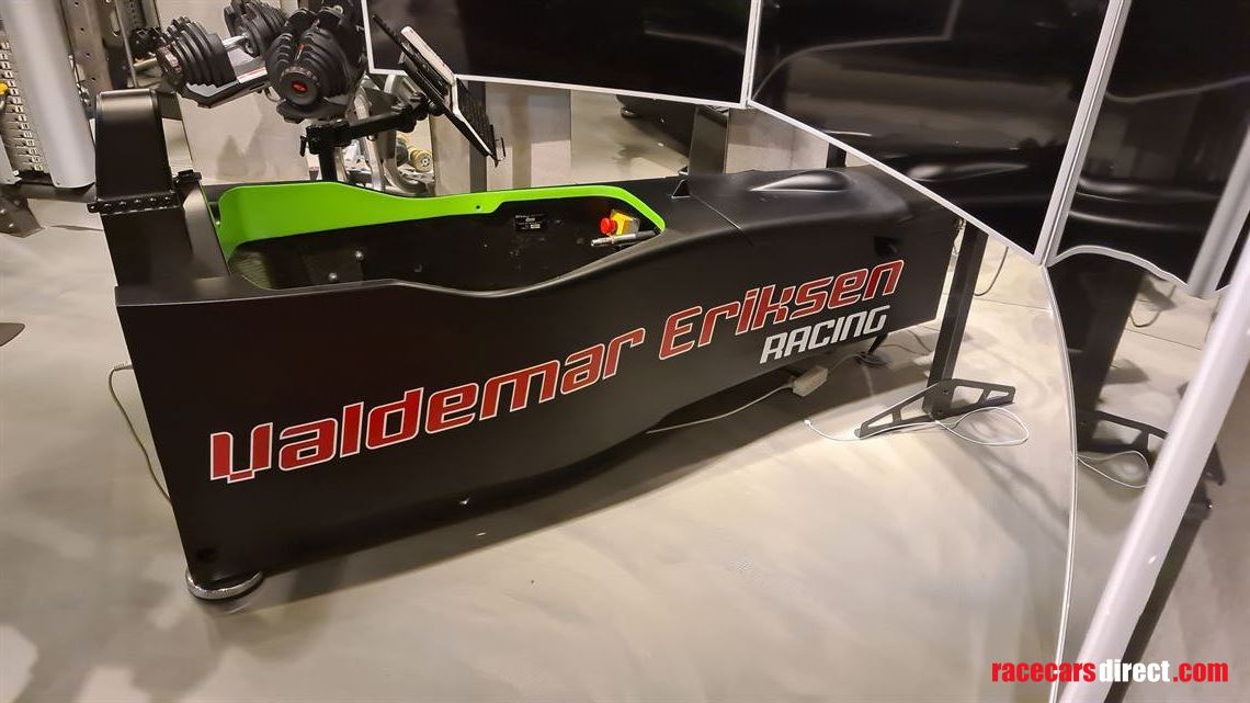 daniil-kvyat-formula-renault-based-simulator