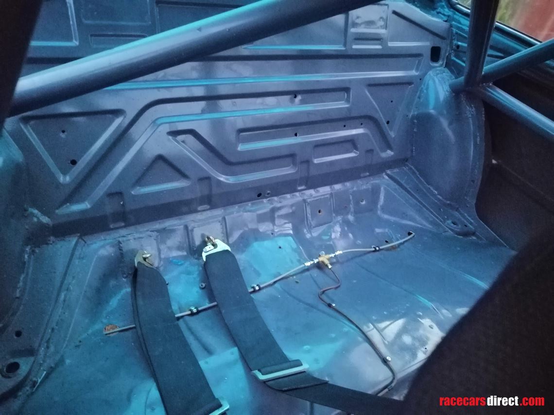 bmw-e30-racetrack-car