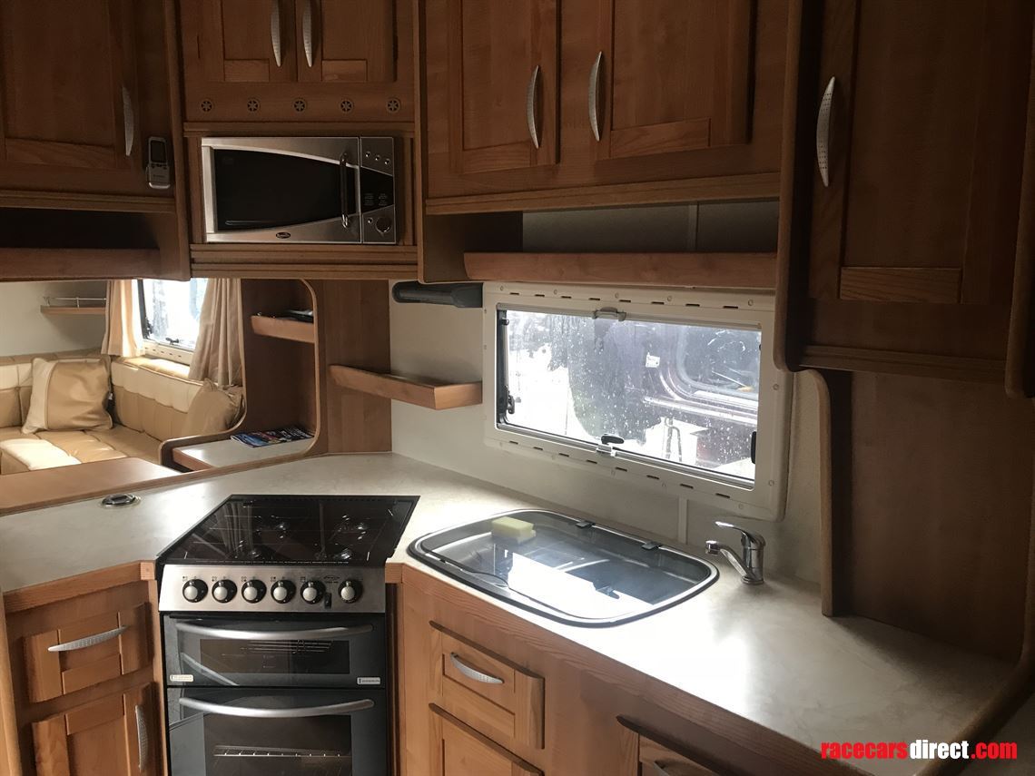 scania-race-transporter-living-quarters