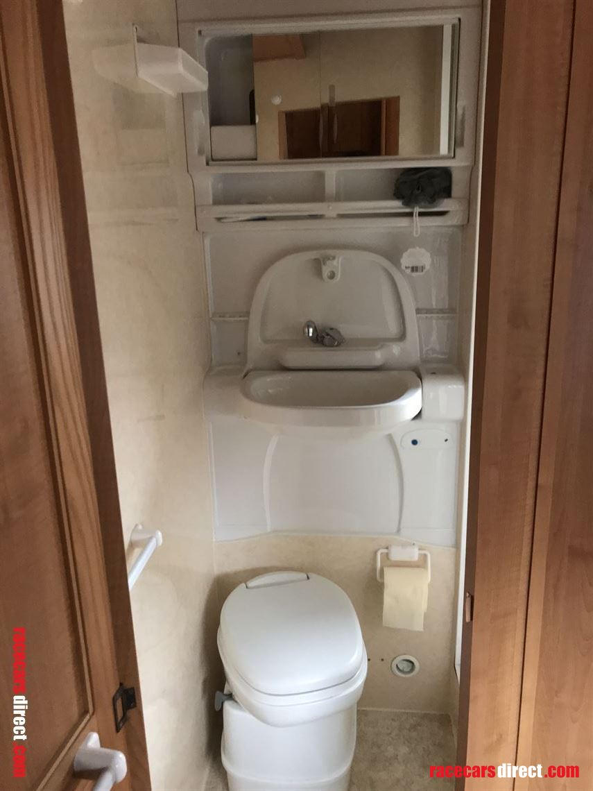 scania-race-transporter-living-quarters