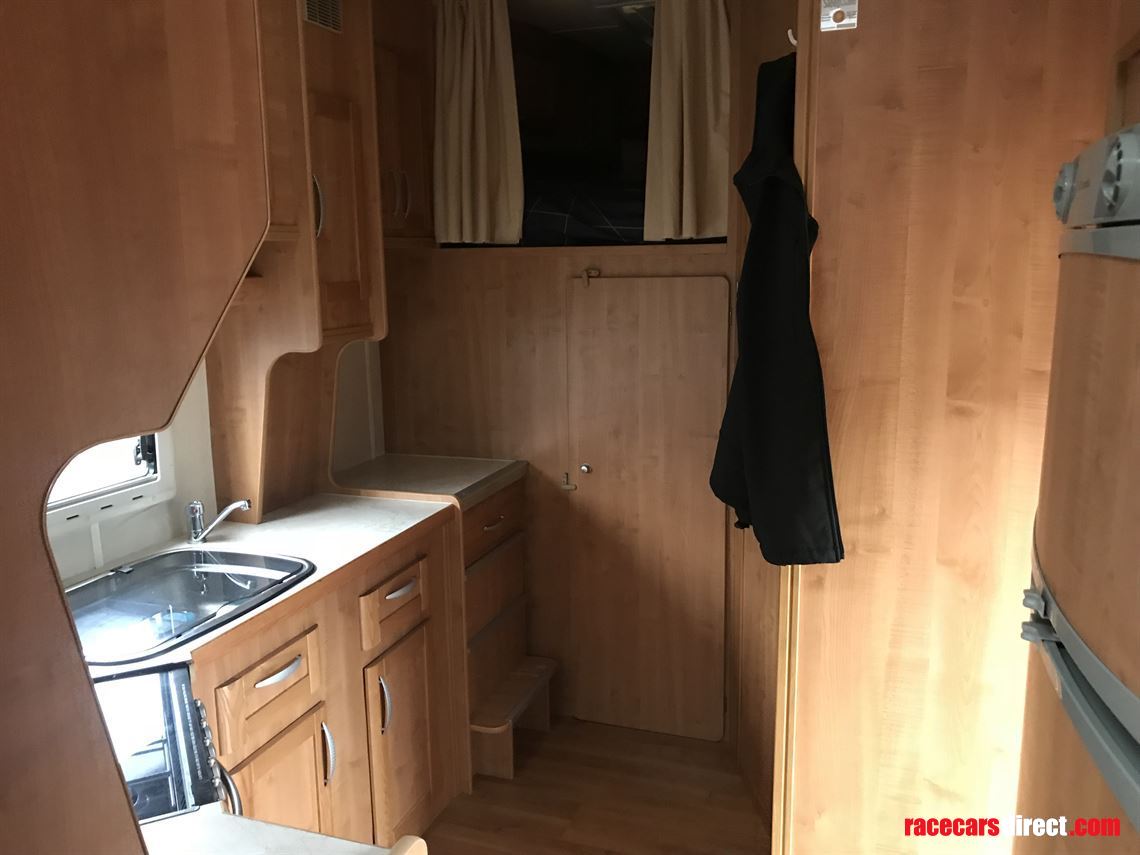 scania-race-transporter-living-quarters