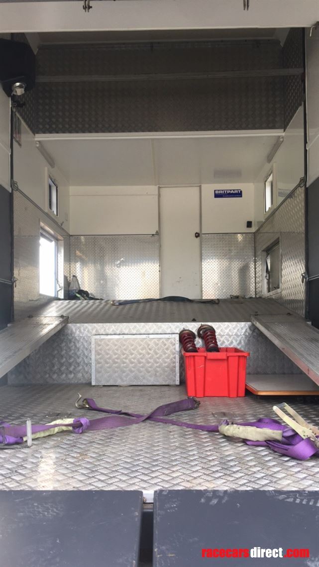 scania-race-transporter-living-quarters