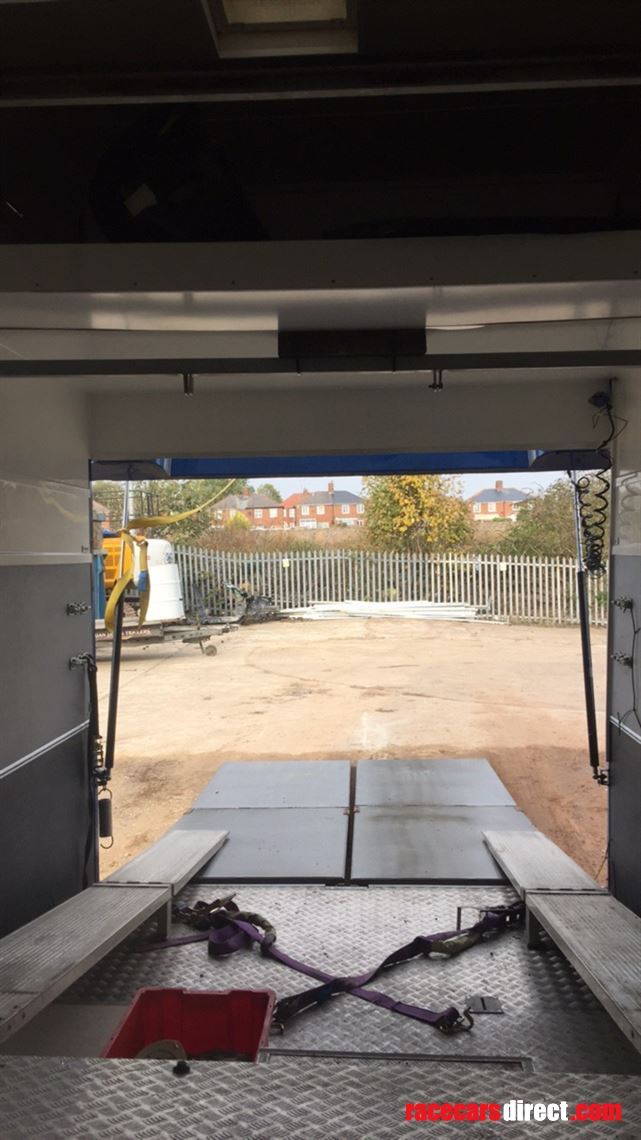 scania-race-transporter-living-quarters