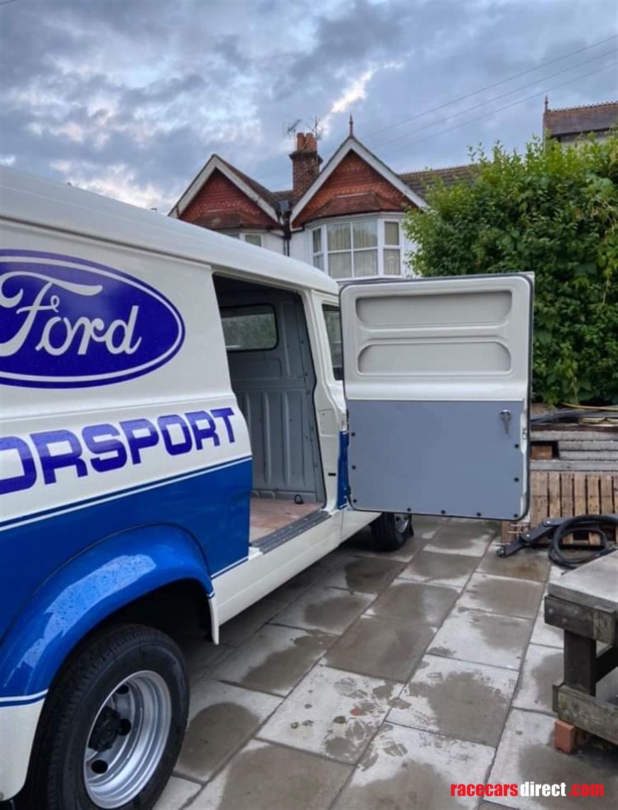 vintage-ford-transit-twin-wheeler-race-servic