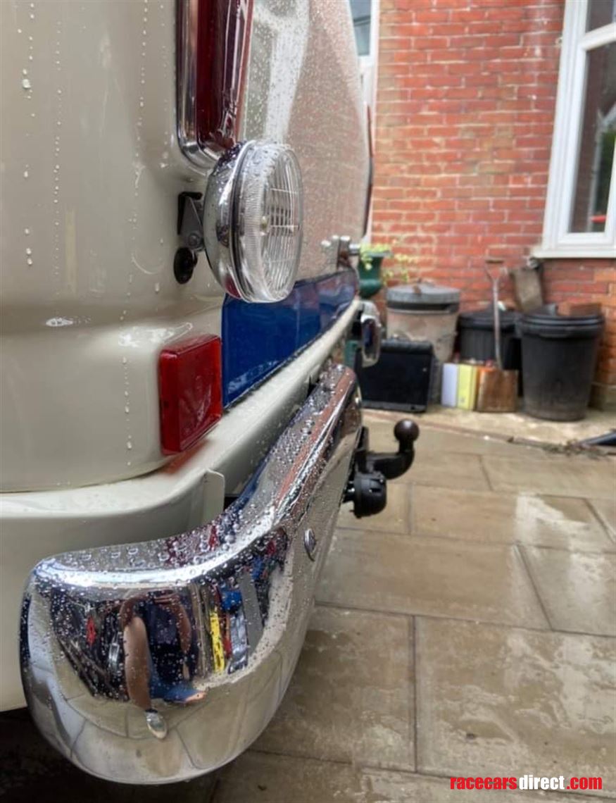 vintage-ford-transit-twin-wheeler-race-servic