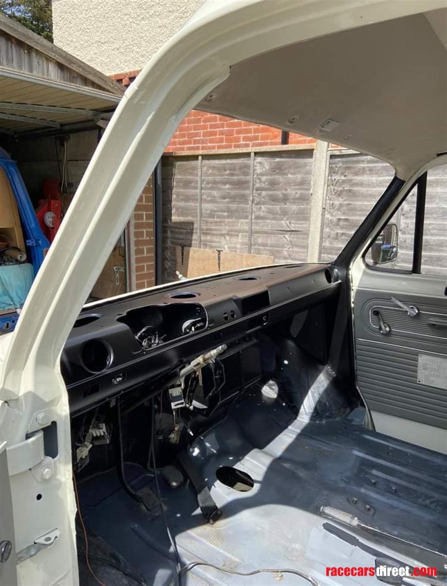 vintage-ford-transit-twin-wheeler-race-servic