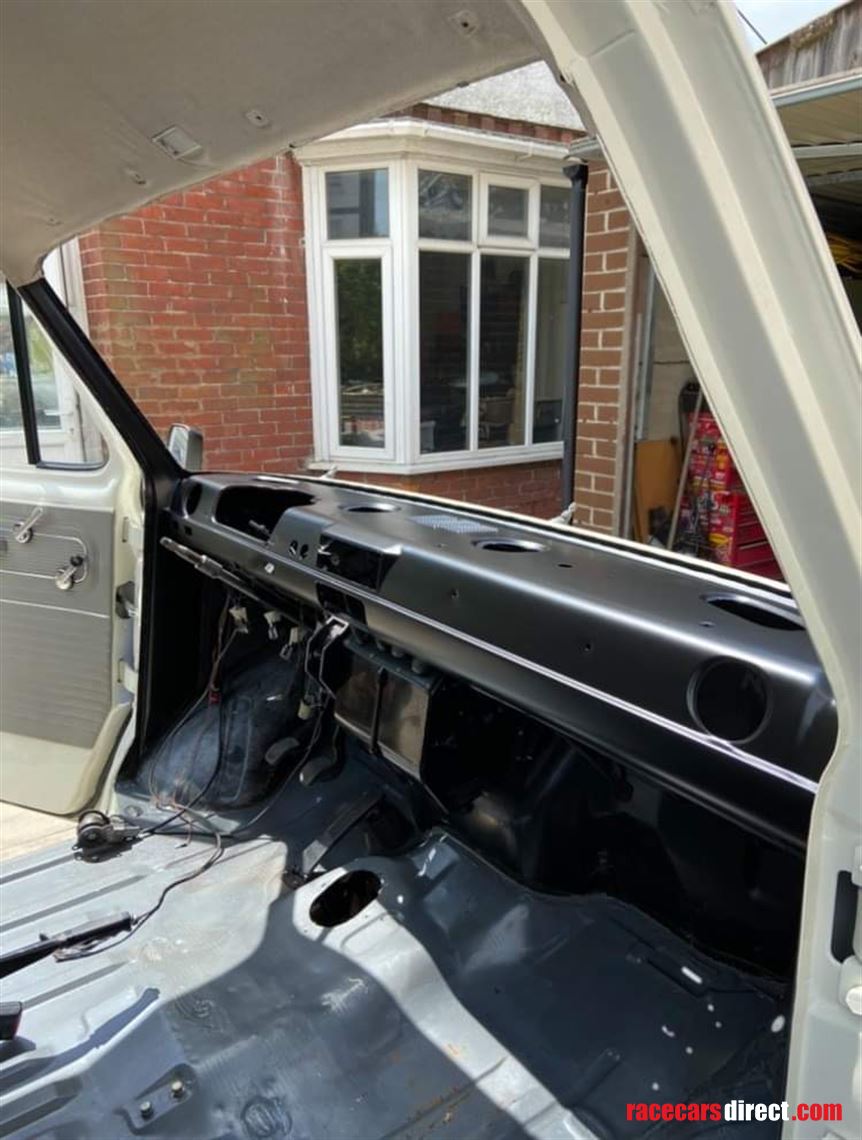 vintage-ford-transit-twin-wheeler-race-servic