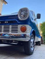 vintage-ford-transit-twin-wheeler-race-servic