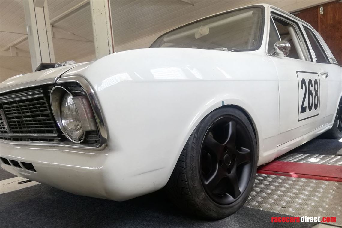 ford-cortina-track-car