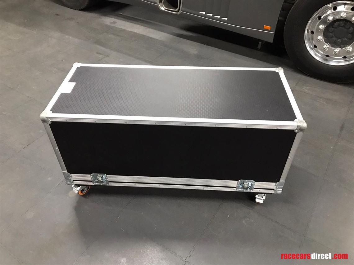 aston-martin-vantage-gt4-17a-pit-equipment