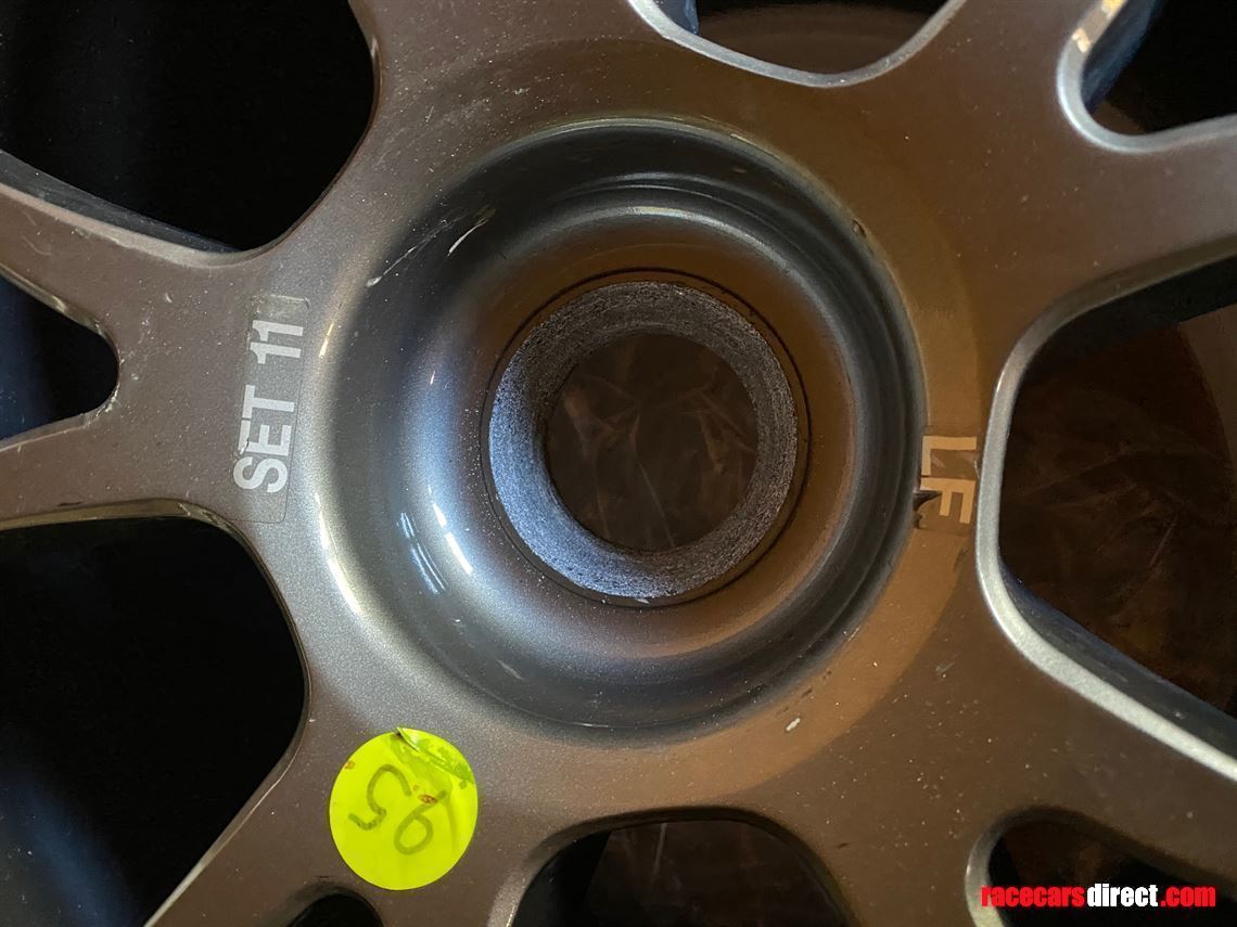 aston-martin-v12-vantage-gt3-wheels