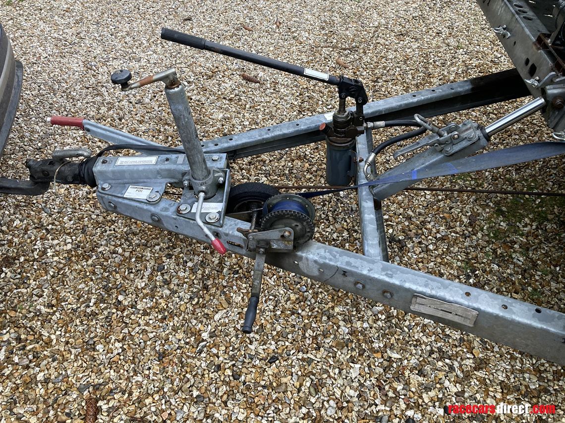 brian-james-clubman-hydraulic-tilt-bed-covere