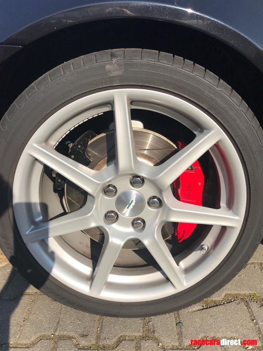 aston-martin-v8-vantage-roadster