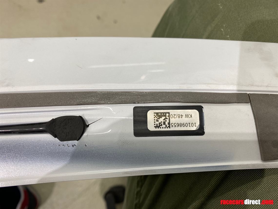 lamborghini-urus-rear-wing