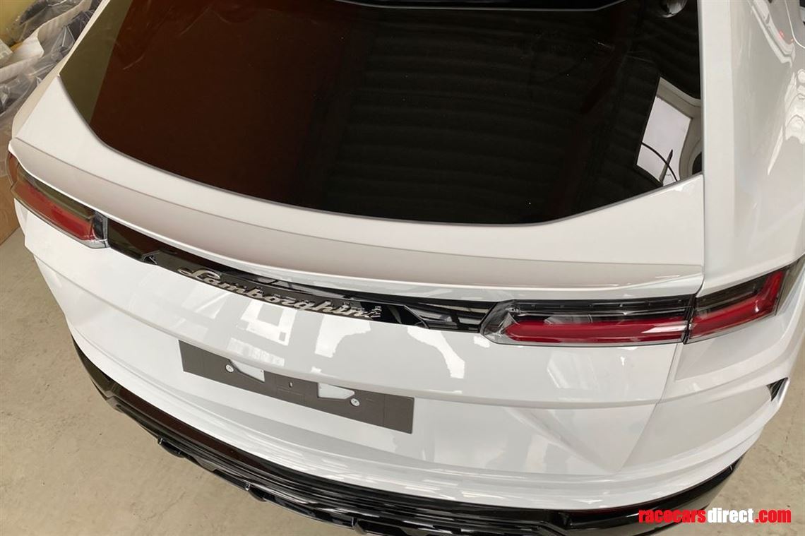 lamborghini-urus-rear-wing