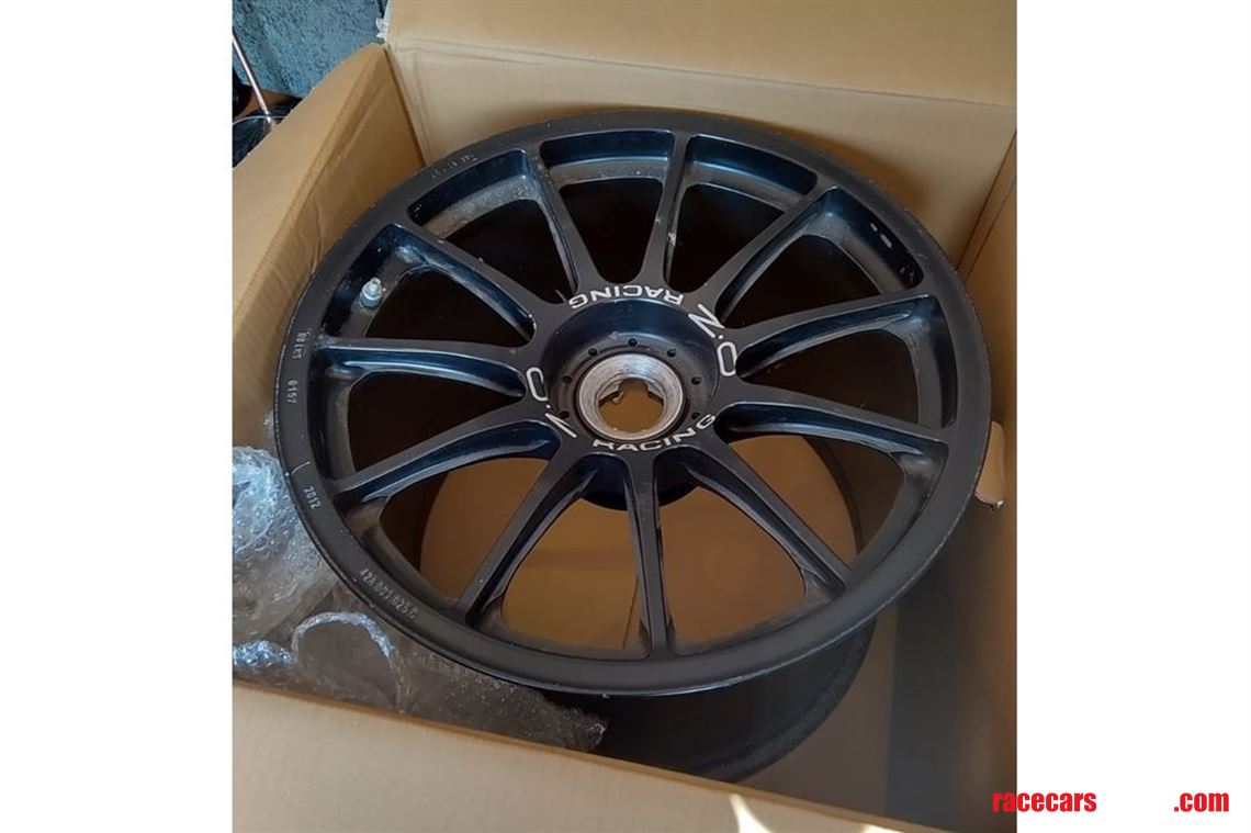 full-set-audi-r8-lms-ultra-oz-alloy-wheels-ce