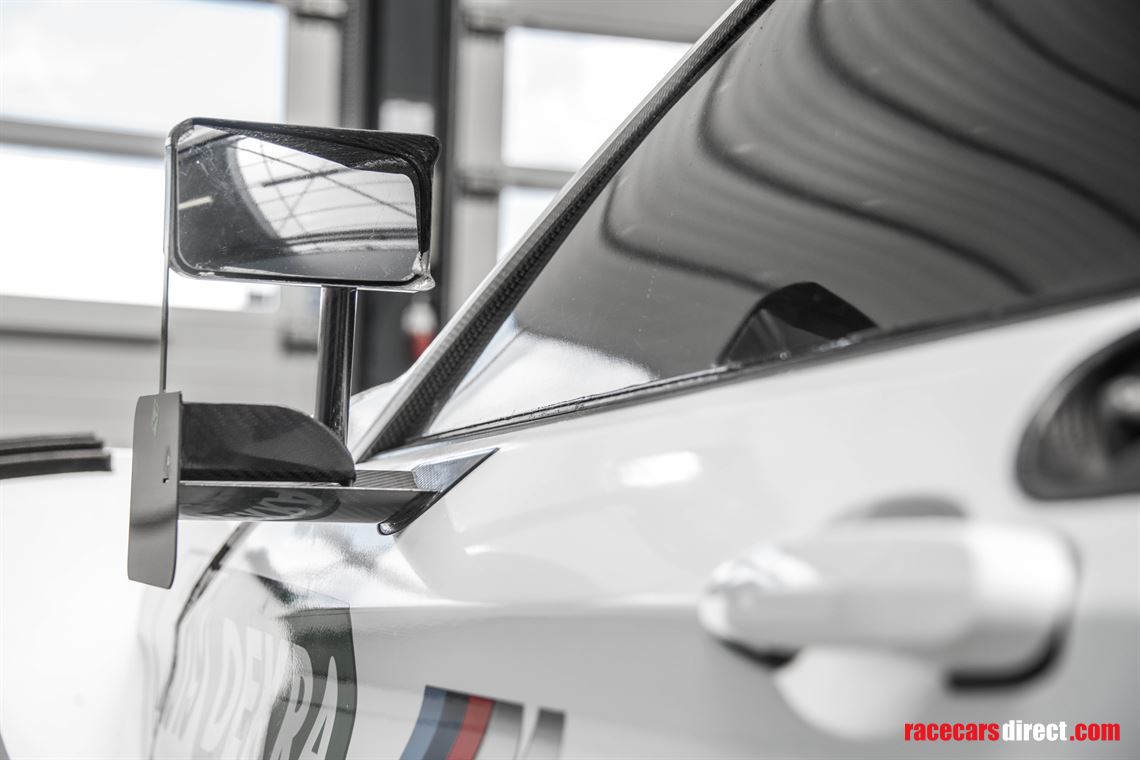 bmw-m4-dtm-rolling-chassis-show-car-simulator