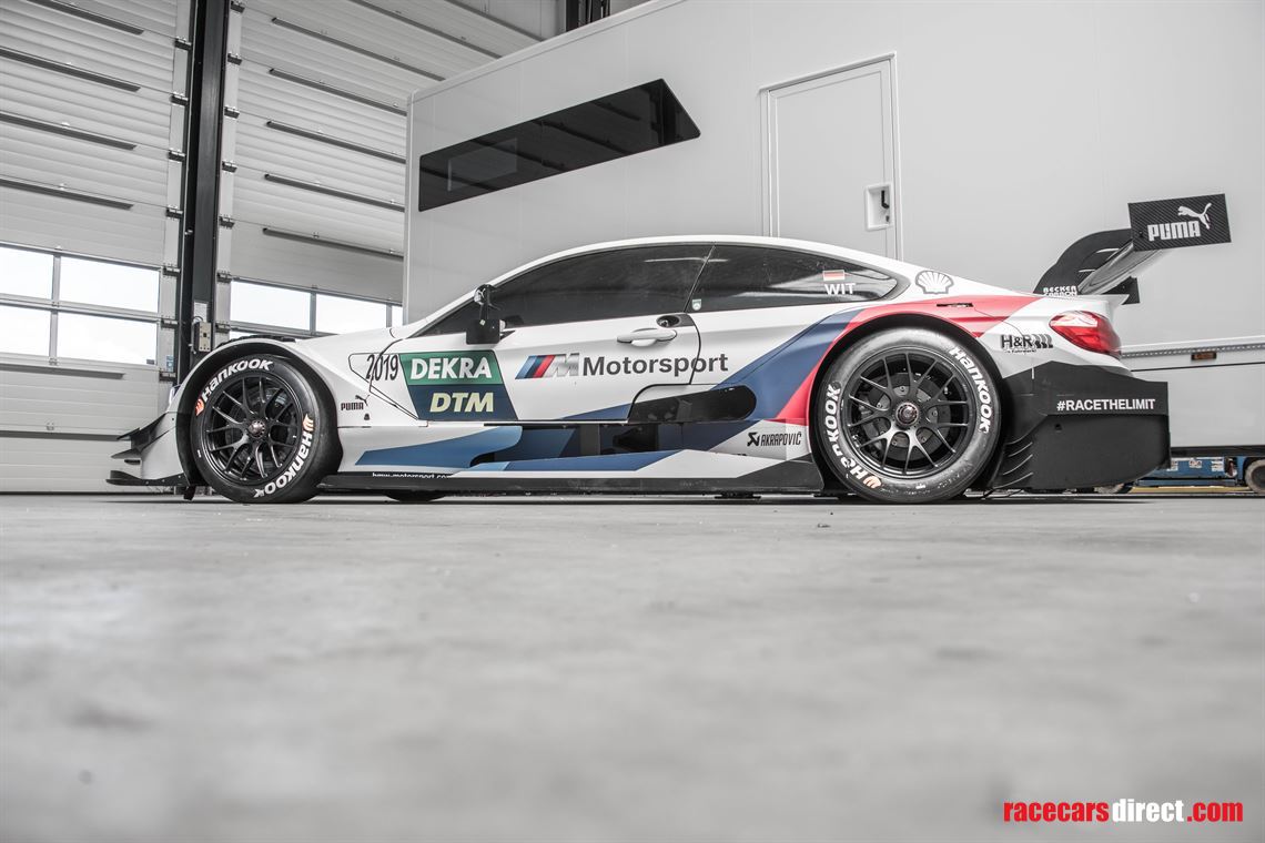 bmw-m4-dtm-rolling-chassis-show-car-simulator