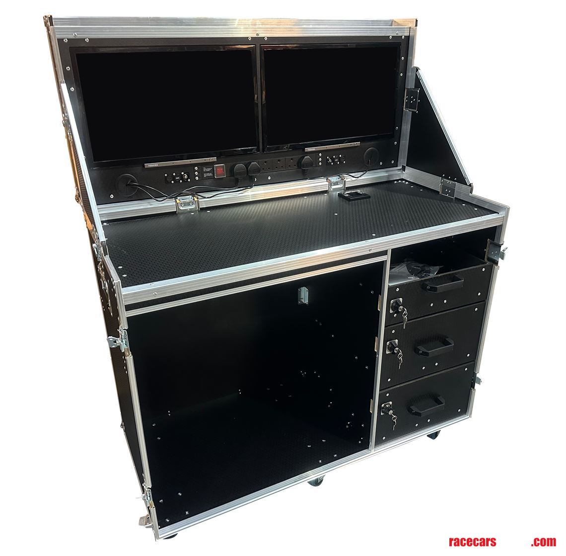 data-station-flight-case-with-screens-vme-dat
