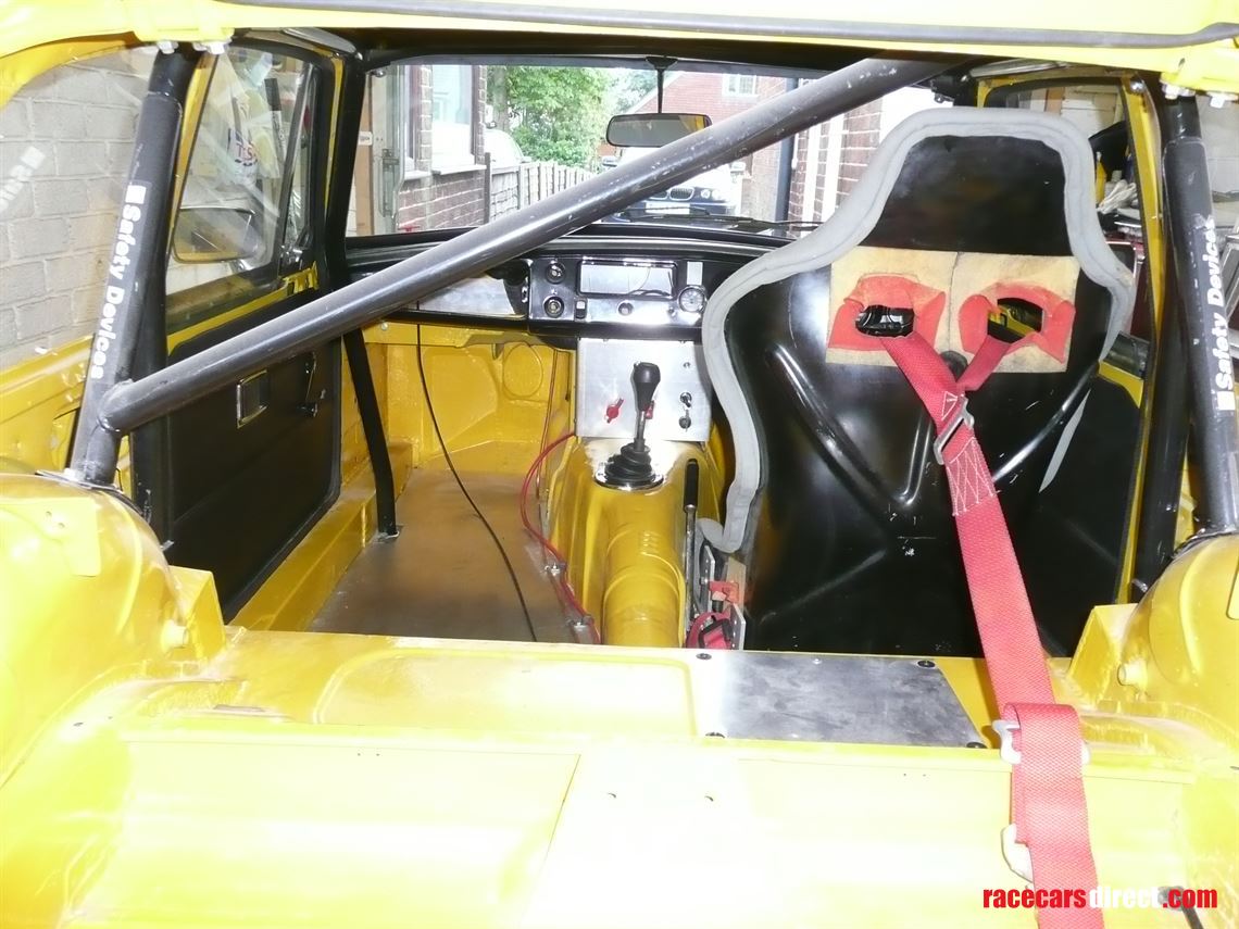 mg-mgb-gt-v8-race-track-car