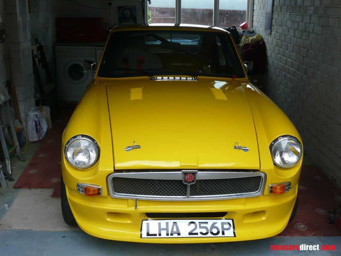 mg-mgb-gt-v8-race-track-car