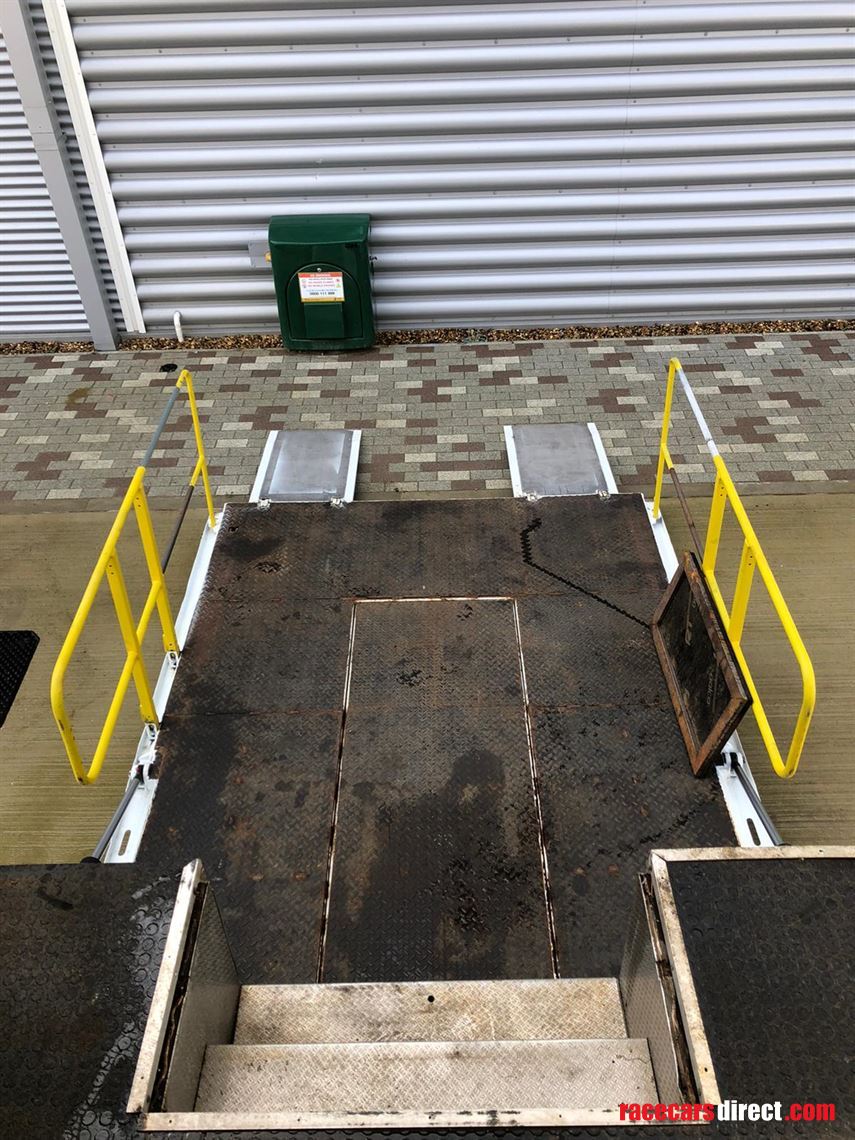 over-lander-race-trailer-daf-tractor-unit