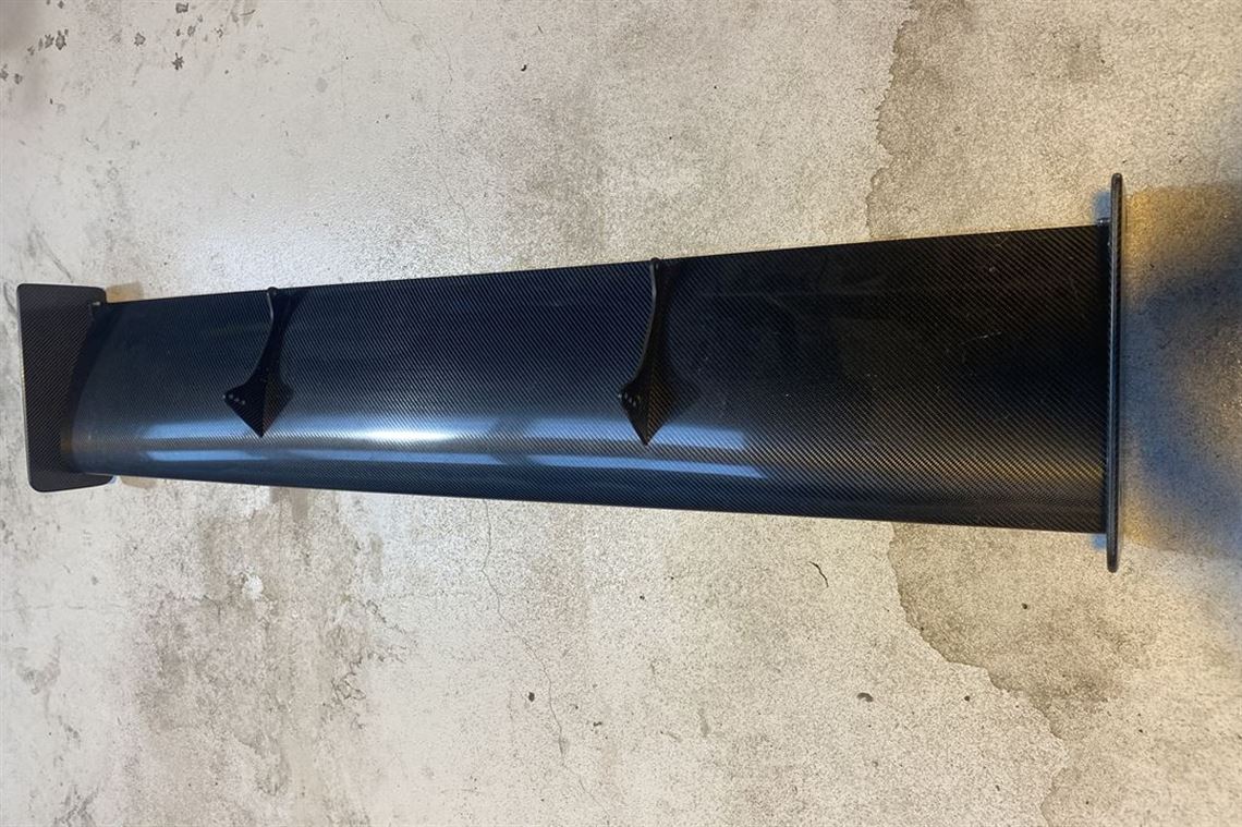 corvette-carbon-rear-wing