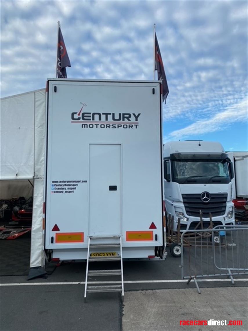 3-car-race-trailer-with-kitchen-and-living