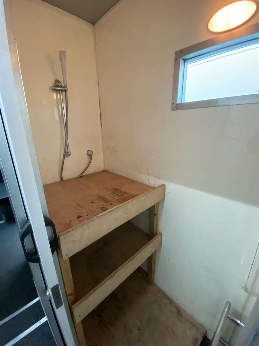 3-car-race-trailer-with-kitchen-and-living