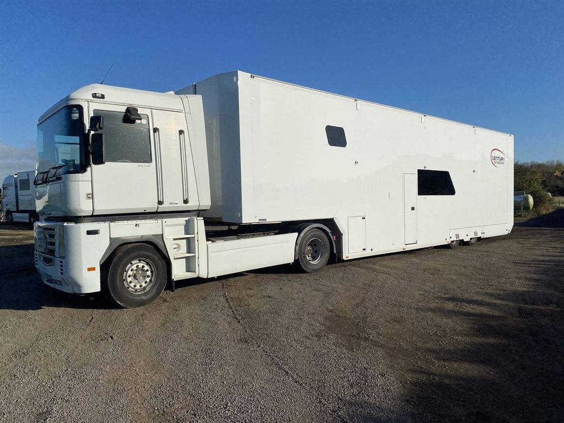 3-car-race-trailer-with-kitchen-and-living