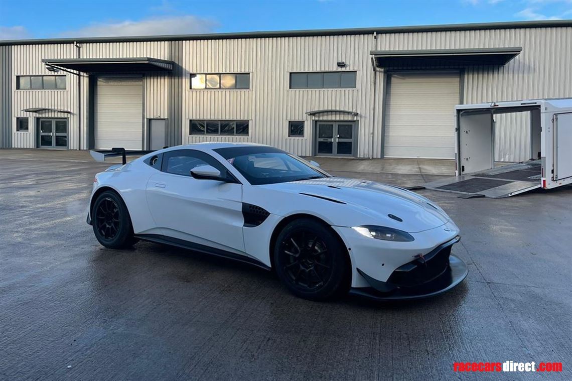 2019-aston-martin-vantage-gt4