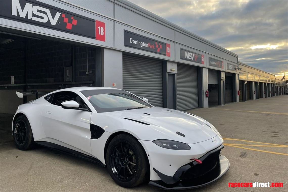 2019-aston-martin-vantage-gt4