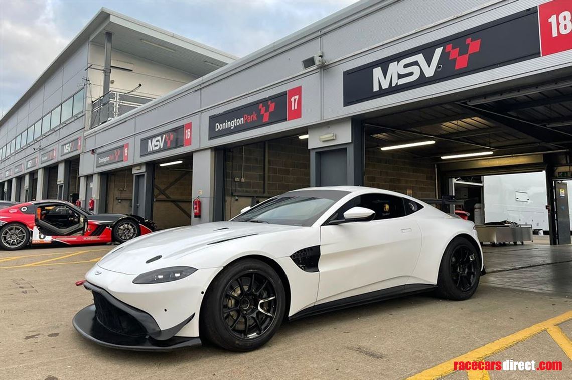 2019-aston-martin-vantage-gt4