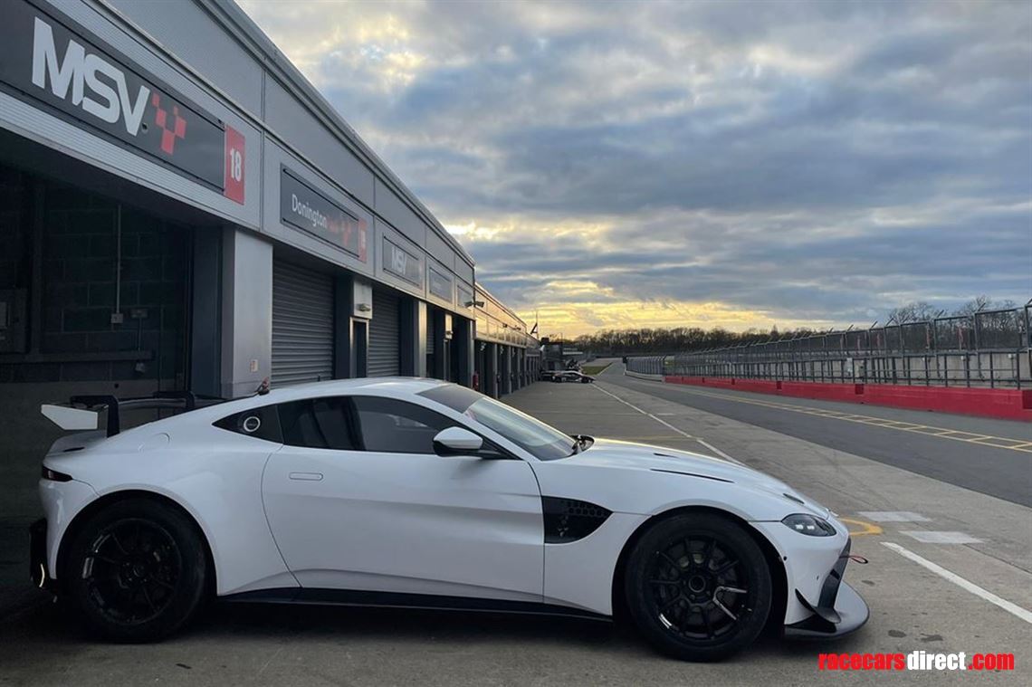 2019-aston-martin-vantage-gt4
