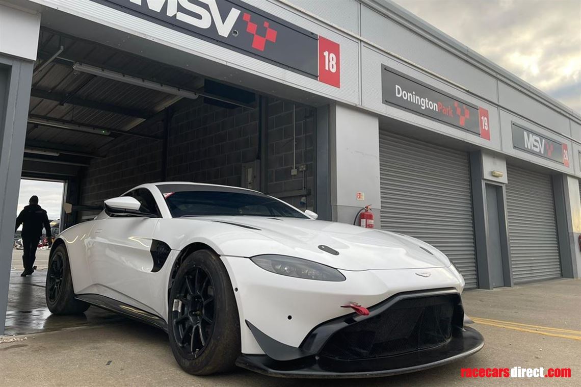 2019-aston-martin-vantage-gt4