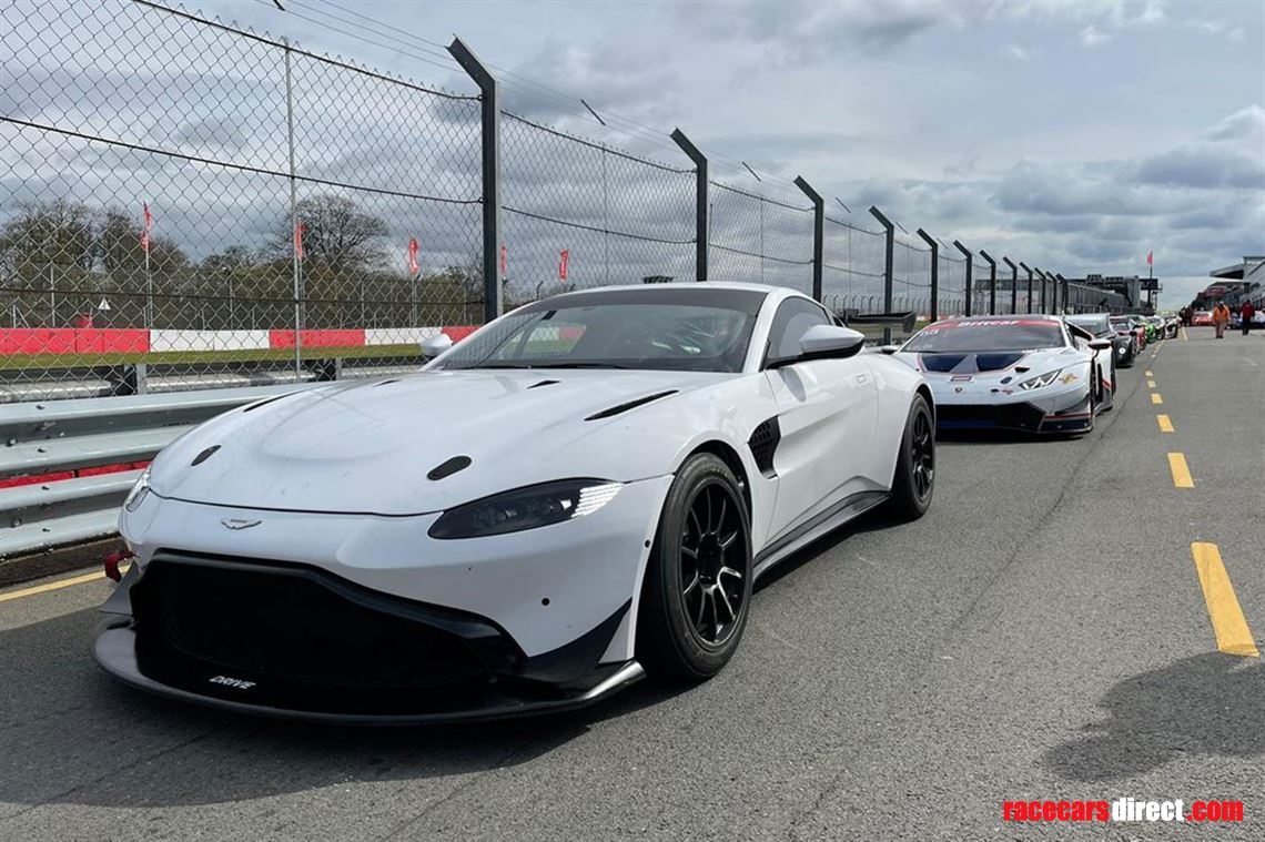 2019-aston-martin-vantage-gt4