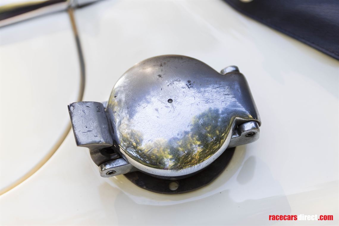 1962-austin-healey-mk2-bt7-tricarb