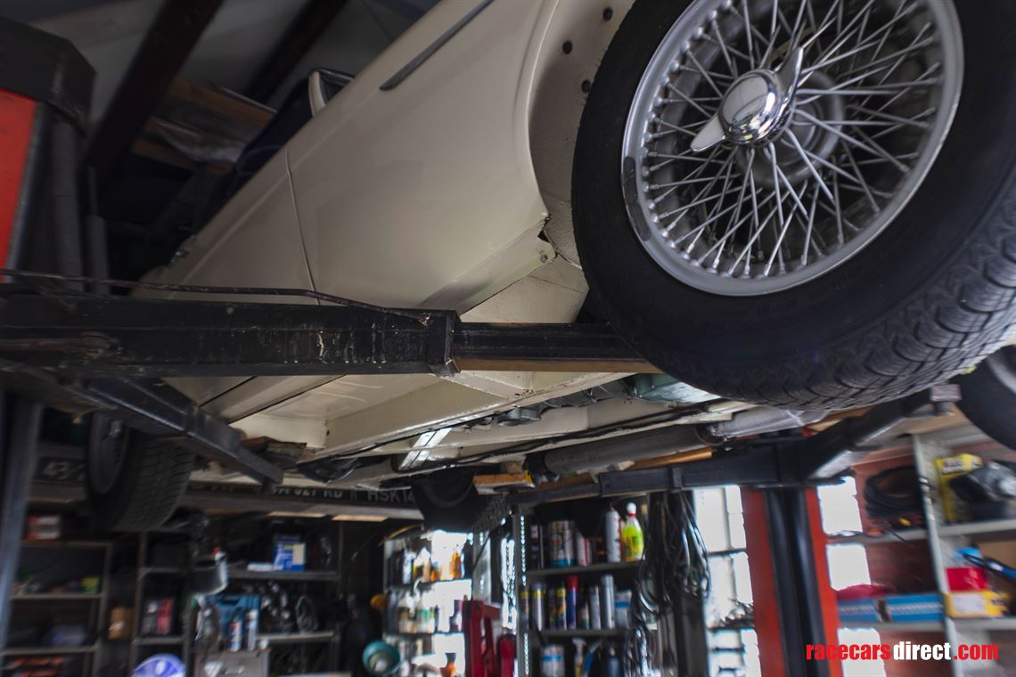 1962-austin-healey-mk2-bt7-tricarb